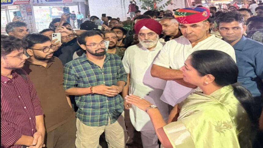दिल्ली: सीएम रेखा गुप्ता का मुखर्जी नगर में औचक निरीक्षण, चाय की टपरी पर बैठकर छात्रों की सुनीं समस्याएं