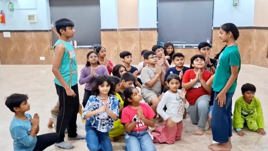 गाजियाबाद में बच्चों की अनूठी पहल: पढ़ाई के साथ रामलीला की तैयारियों में जुटे गौर कैस्केड सोसाइटी के बच्चे, RWA के सहयोग से हो रहा आयोजन