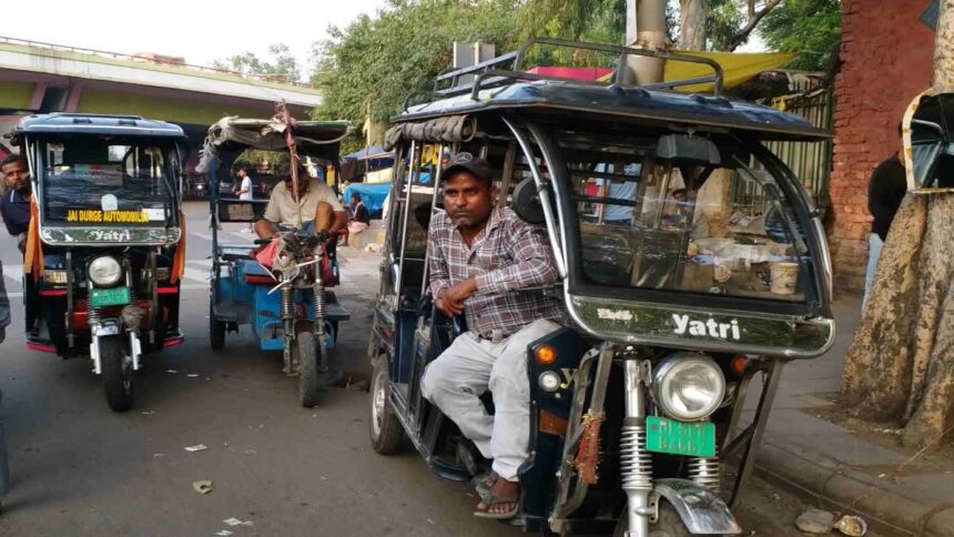 दिल्ली में ई-रिक्शा पर कसने जा रहा शिकंजा: अधिकतम संख्या 2.5 लाख तय करने का प्रस्ताव, एक व्यक्ति के नाम होंगे सिर्फ 5 रिक्शा