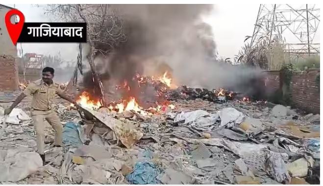 गाजियाबाद में NH-9 पर पन्नी के कबाड़ गोदाम में भीषण आग: धुएं का गुबार देख मची अफरा-तफरी; दमकल ने पाया काबू