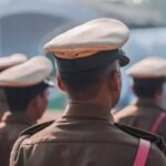 दिल्ली में खाकी हुई दागदार: नशा तस्कर को बंधक बना वसूले ₹2.5 लाख, खजूरी थाने के SI और कांस्टेबल गिरफ्तार; SHO लाइन हाजिर