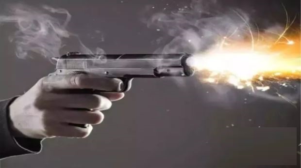 पूर्वी दिल्ली में गोलियों की तड़तड़ाहट: भीकम सिंह कॉलोनी में पुरानी रंजिश के चलते युवक पर फायरिंग, बचाने आई मौसी को भी बदमाशों ने घोंपा चाकू