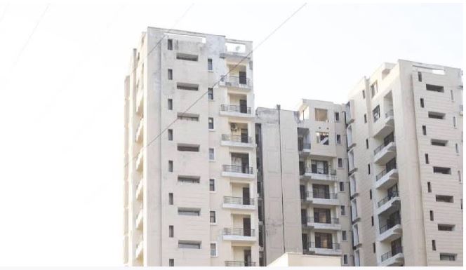 नोएडा के बाद ग्रेनो में सुसाइड!: गौड़ सिटी-1 में तीसरी मंजिल से गिरकर युवक की मौत, काफी समय से डिप्रेशन में था