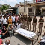 साहिबाबाद: पुलिस उत्पीड़न के आरोप में महिला ने खाया जहर, थाने के सामने शव रखकर स्वजनों ने लगाया जाम
