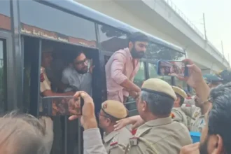 रात में लोहे की छड़ें, नकाबपोश और हॉस्टल तक हंगामा: जामिया प्रशासन का आरोप- ‘आंदोलनकारियों ने परिसर में की तोड़फोड़’