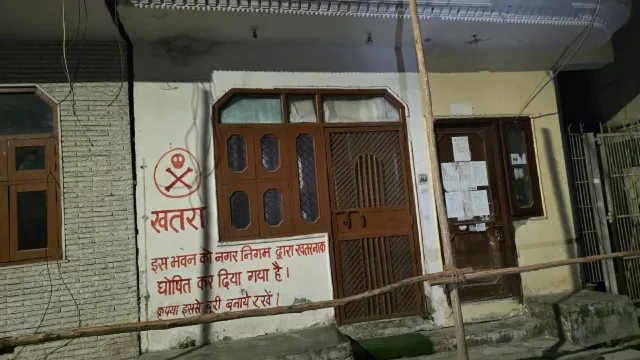 रोहिणी में MCD की ‘अनोखी’ कार्रवाई: जर्जर मकान के बाहर खींची ‘लक्ष्मण रेखा’, दीवार पर लिखा— ‘नहीं माने तो यमराज तैयार हैं’