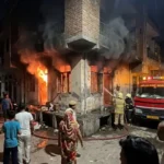 नरेला में आग का तांडव: एक तरफ सिलेंडर ब्लास्ट में छिन गई जिंदगी, दूसरी तरफ धु-धुकर जलीं दो प्लास्टिक फैक्ट्रियां