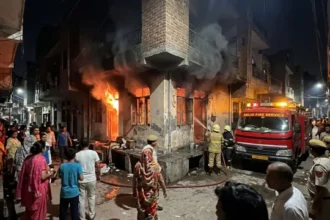 नरेला में आग का तांडव: एक तरफ सिलेंडर ब्लास्ट में छिन गई जिंदगी, दूसरी तरफ धु-धुकर जलीं दो प्लास्टिक फैक्ट्रियां