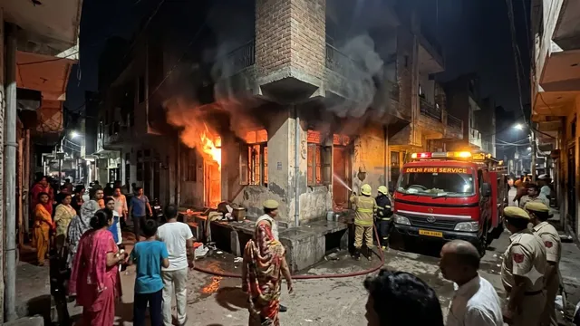 नरेला में आग का तांडव: एक तरफ सिलेंडर ब्लास्ट में छिन गई जिंदगी, दूसरी तरफ धु-धुकर जलीं दो प्लास्टिक फैक्ट्रियां