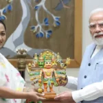 दिल्ली सीएम रेखा गुप्ता ने PM मोदी से की मुलाकात: सरकार के डेढ़ साल के कामकाज और विकास कार्यों की सौंपी पुस्तिका