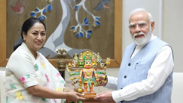 दिल्ली सीएम रेखा गुप्ता ने PM मोदी से की मुलाकात: सरकार के डेढ़ साल के कामकाज और विकास कार्यों की सौंपी पुस्तिका
