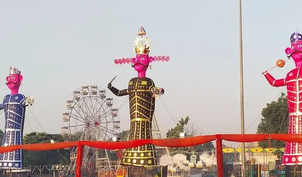 ग्रेटर नोएडा में दशहरा पर्व की धूम: जानें कहां फूंका जाएगा सबसे ऊंचा 70 फीट का रावण, देखें पूरा शेड्यूल और दहन का समय