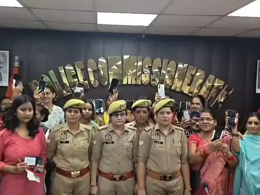 नोएडा: मिशन शक्ति ने ढूंढे 108 मोबाइल, 25 लाख से अधिक के 108 फोन वापस, महिला टीम ने मोबाइल खोजे