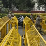दिल्ली में प्रदर्शन के दौरान भारी बवाल: CEC के खिलाफ धरने पर बैठे लोगों पर हमला, ‘हिंदू रक्षा दल’ के प्रमुख पिंकी चौधरी ने ली जिम्मेदारी