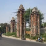 यूपी गेट पर प्रवेश द्वार बना शोपीस: बजट की कमी से 2.5 साल से अधर में अटका निर्माण, खड़ा रह गया 1.33 करोड़ का ढांचा