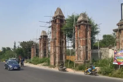 यूपी गेट पर प्रवेश द्वार बना शोपीस: बजट की कमी से 2.5 साल से अधर में अटका निर्माण, खड़ा रह गया 1.33 करोड़ का ढांचा