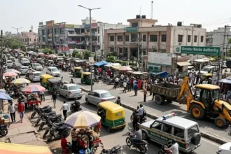 ग्रेटर नोएडा: अतिक्रमण पर बुलडोजर चलाने की राह कठिन, किराए की गाड़ियों के लिए तरस रहा प्राधिकरण