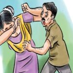 नोएडा में हूटर बजाने का विरोध किया तो महिला से मारपीट