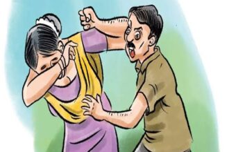 नोएडा में हूटर बजाने का विरोध किया तो महिला से मारपीट