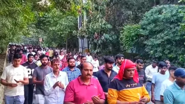 रोहतांग दर्रे हादसे में छात्र रुद्र कुमार की मौत, गाजियाबाद में अभिभावकों ने निकाला कैंडल मार्च