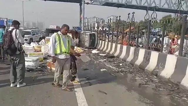 गाजियाबाद: DME पर पिकअप और ऑल्टो की जोरदार टक्कर, एक्सप्रेसवे पर मछलियाँ बिखरने से लगा लंबा जाम