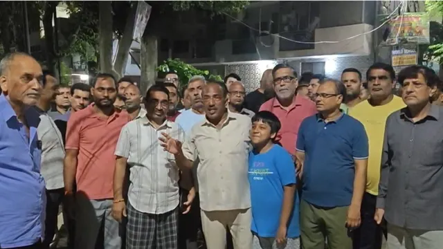 गाजियाबाद: लगातार चोरियों से बेबस लोग सड़कों पर उतरे, पुलिस के बजाय अब खुद करेंगे इलाकों में गश्त