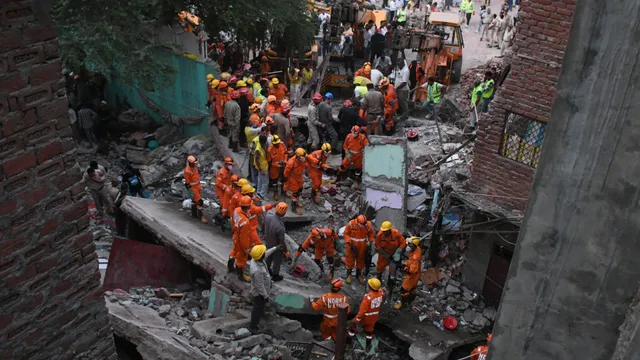 प्रशासनिक लापरवाही का शिकार दिल्ली: 10 साल में इमारतों के मलबे में दबीं 120 जिंदगियां, कागजी सर्वे तक सीमित रहा निगम